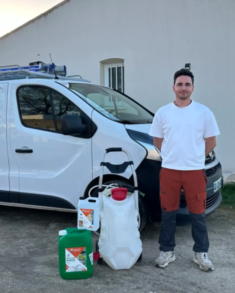 Hendrix Aptel artisan nettoyage toiture en Charente-Maritime basé à Échillais